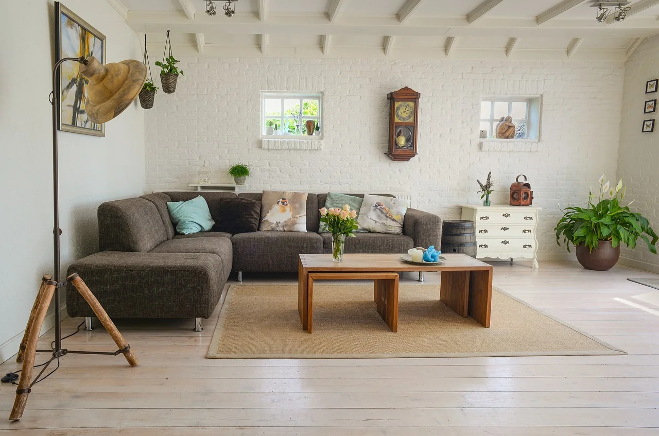 Sofa i meble drewniane: jak stworzyć spójny salon