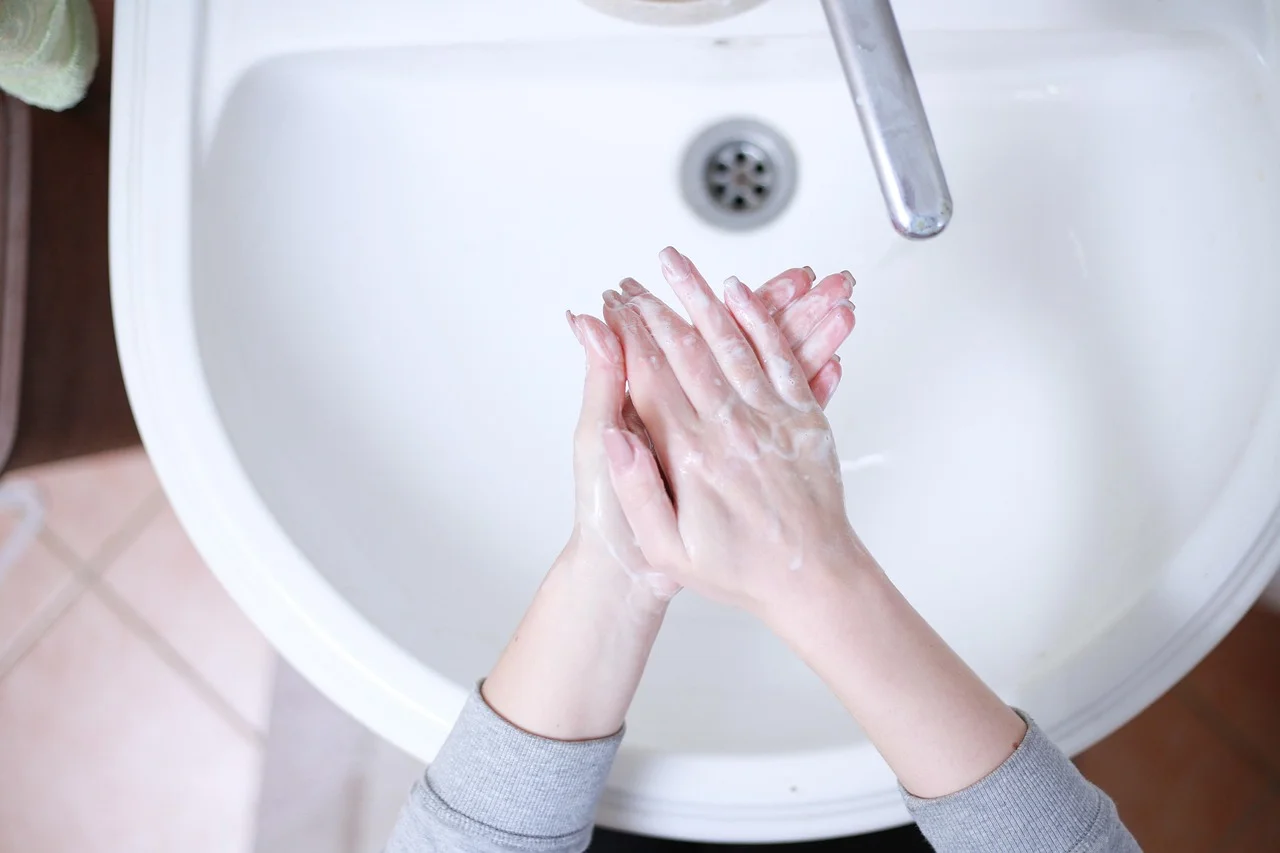 Samowystarczalne rozwiązania sanitarne do schronu: umywalki, prysznice i toalety